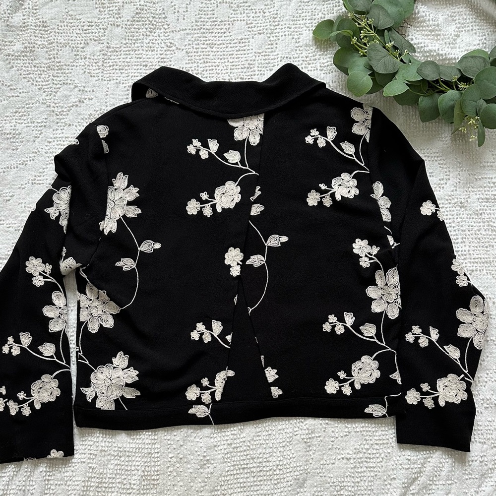 A.moon embroidered open front cropped light jacket women’s XL professional wear